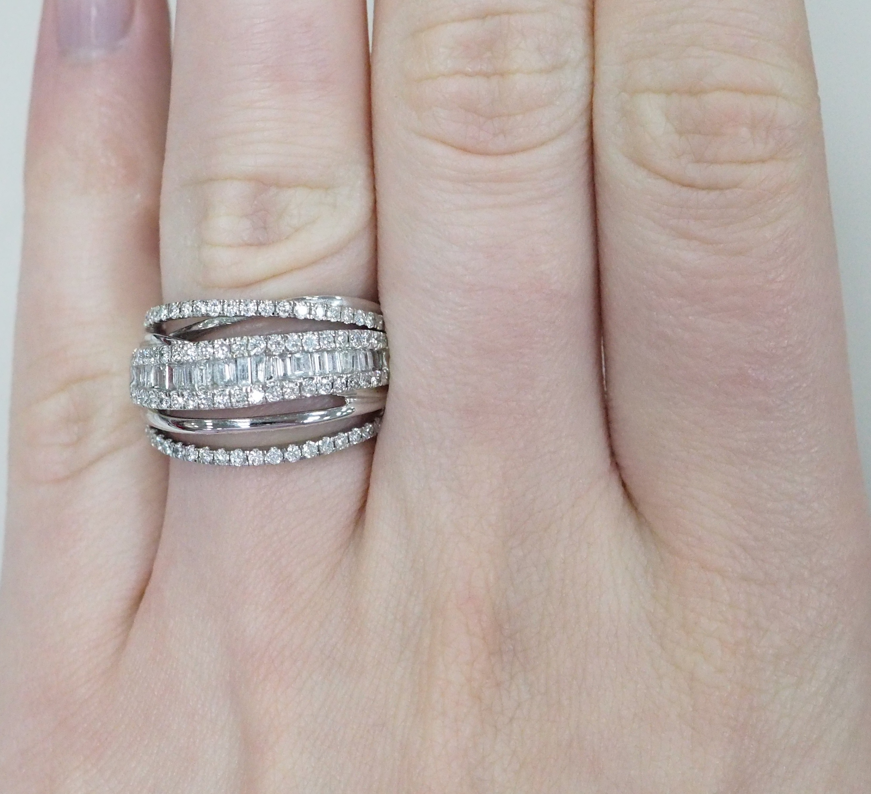 Кольцо из белого золота с бриллиантами